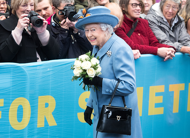 Фото - Знаменитую черную сумку королевы Елизаветы II выпустили в психоделических цветах