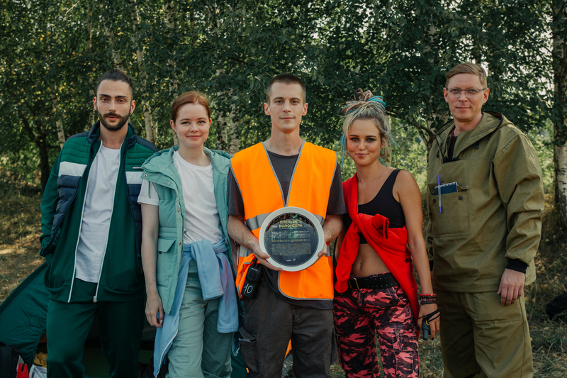 В сети появились первые фото со съемок сериала "Плейлист волонтера" с Иваном Янковским