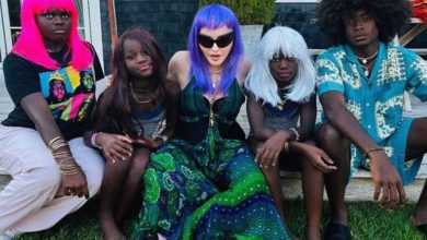 Фото - Мадонна устроила вечеринку в цветных париках на 10-летие дочерей-близняшек