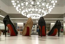 Фото - Christian Louboutin засудил китайский бренд за «обувь с красной подошвой»