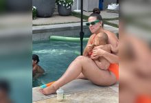 Фото - Модель plus-size Эшли Грэм в купальнике снялась у бассейна с сыном на руках
