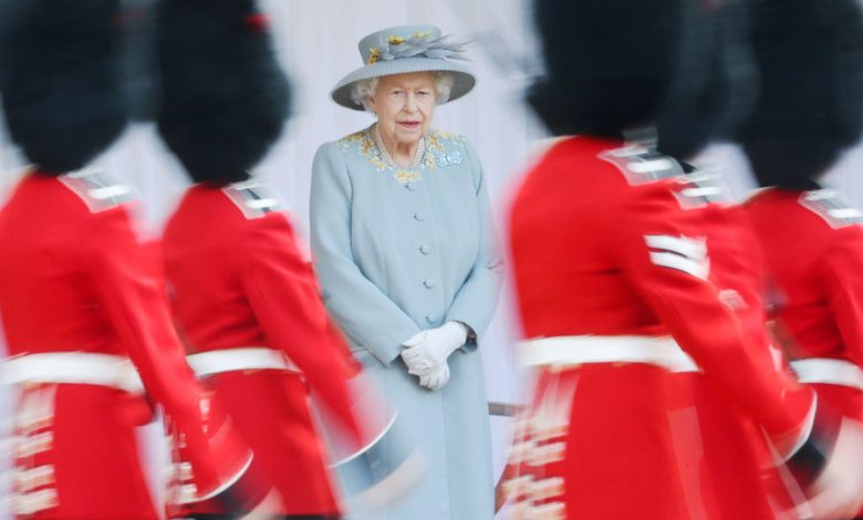 Фото - Бывший королевский дворецкий признался, что был шокирован низким ростом Елизаветы II