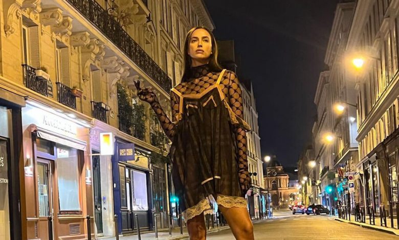 Фото - Ирина Шейк вышла в «голом» мини-платье на улицы Парижа