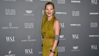 Фото - 48-летняя супермодель Кейт Мосс в «голом» платье с разрезами пришла на премию WSJ