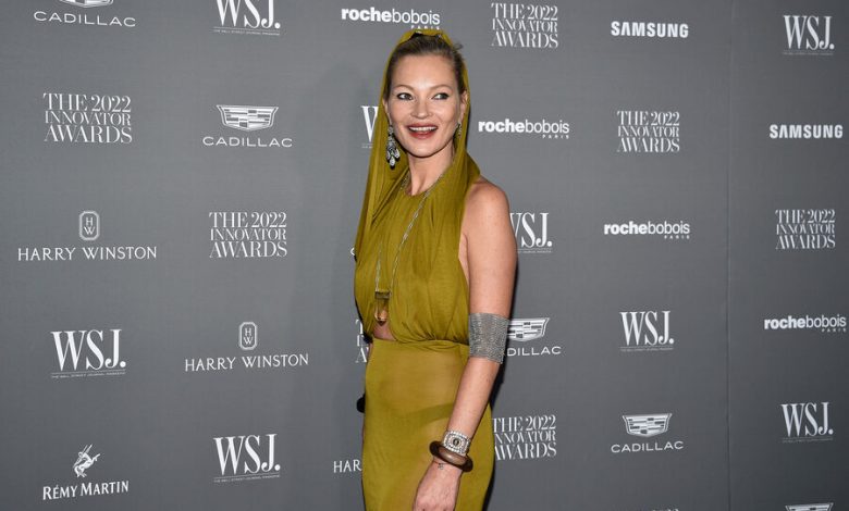 Фото - 48-летняя супермодель Кейт Мосс в «голом» платье с разрезами пришла на премию WSJ