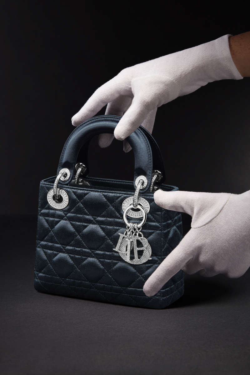 Звездная вещь: культовая сумка Dior, с которой выходила в свет принцесса Диана